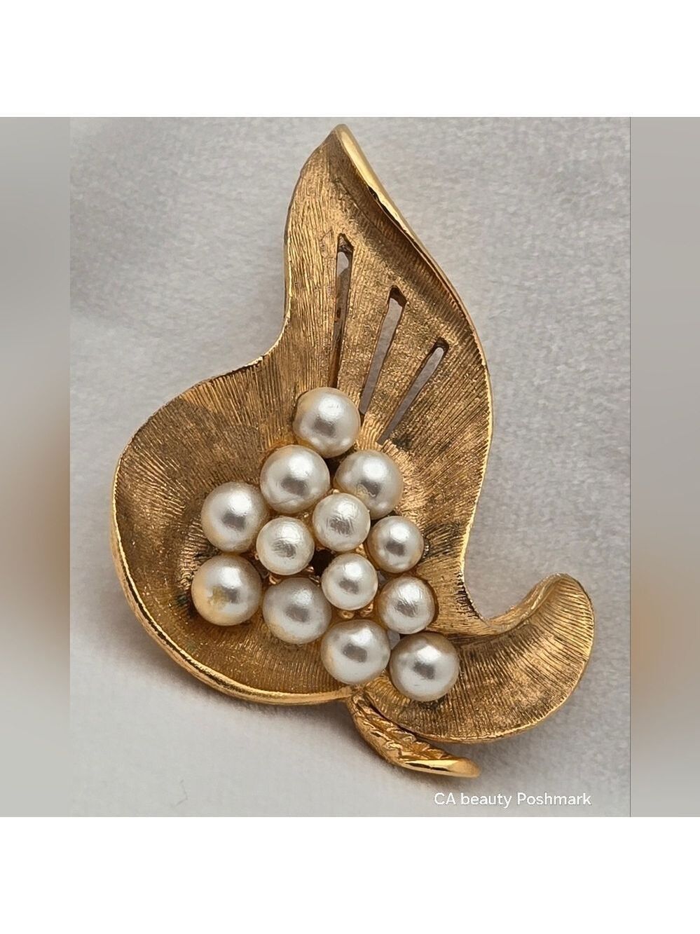 Cluster Faux Pearls Brooch Elegant Classic Jewelry Vintage Gold-Tone Leaf